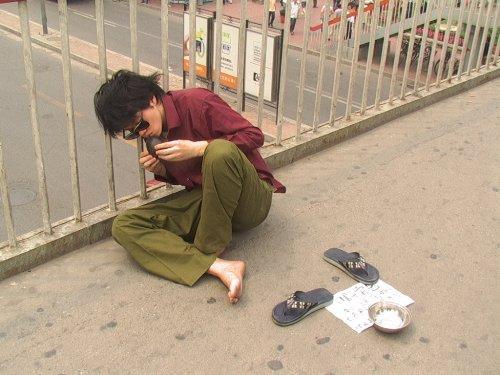 乞丐靠在保时捷上抽烟,不顾路人鄙视,接下来一幕让所有人凌乱了