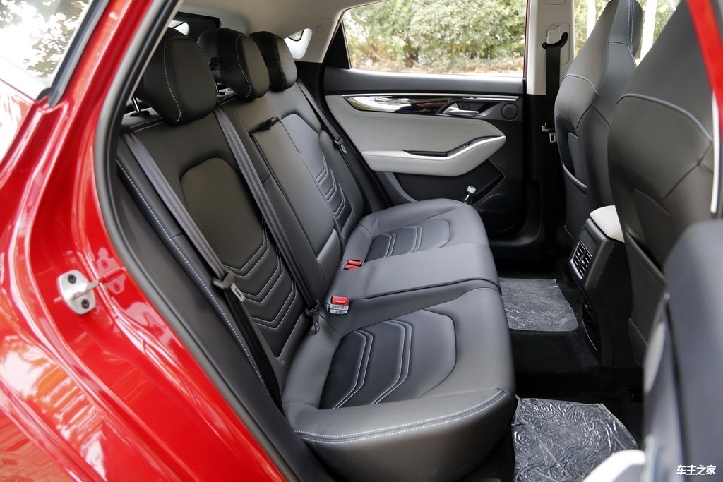 而似乎为了证明溜背不影响使用,嘉悦a5的后排还支持四六分隔放倒,扩展