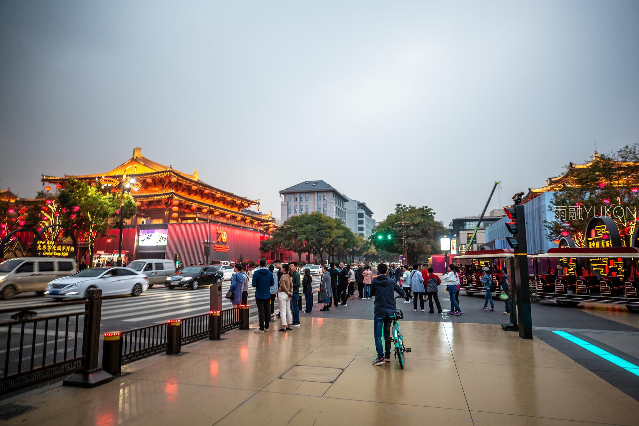 最成功仿古步行街:靠现代建筑堆砌唐代文化,却曾一天吸引45万人|步行街|唐代|大雁塔_新浪新闻