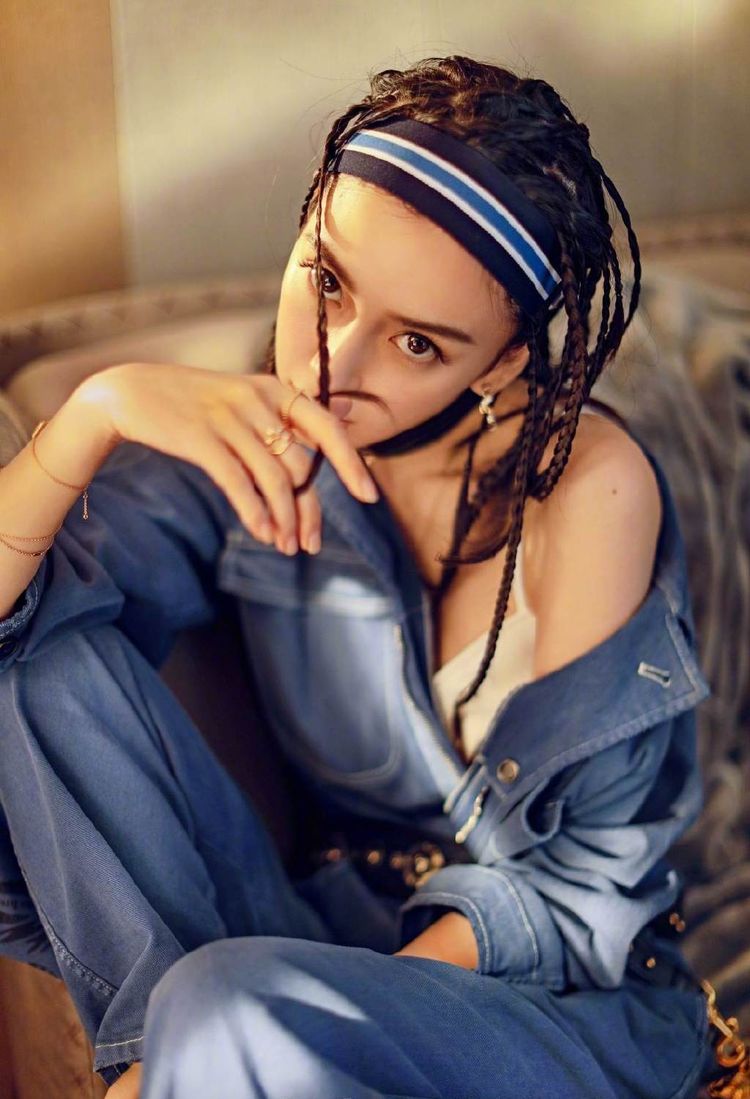 杨颖扎满头小辫子穿白色吊带配连体裤小露香肩酷劲十足