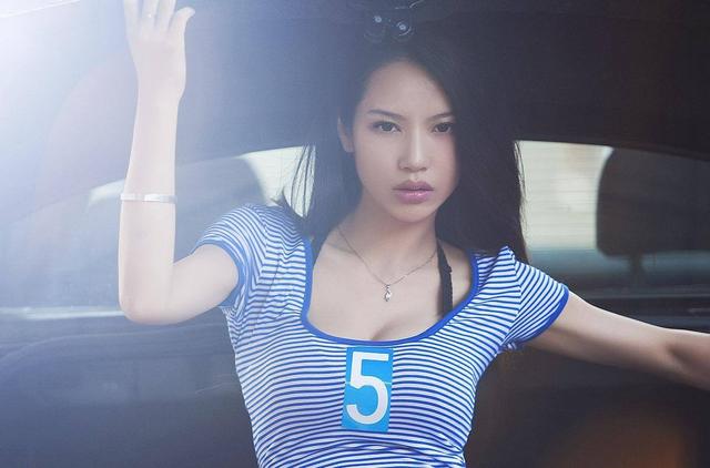 正文                        在刚刚出道的时候,潘霜霜进入了车模届