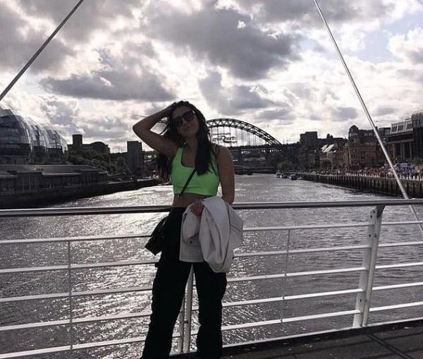 大学21岁的杰西卡·凯恩和母亲希拉,继父以及心爱的狗狗莉莉住在一起