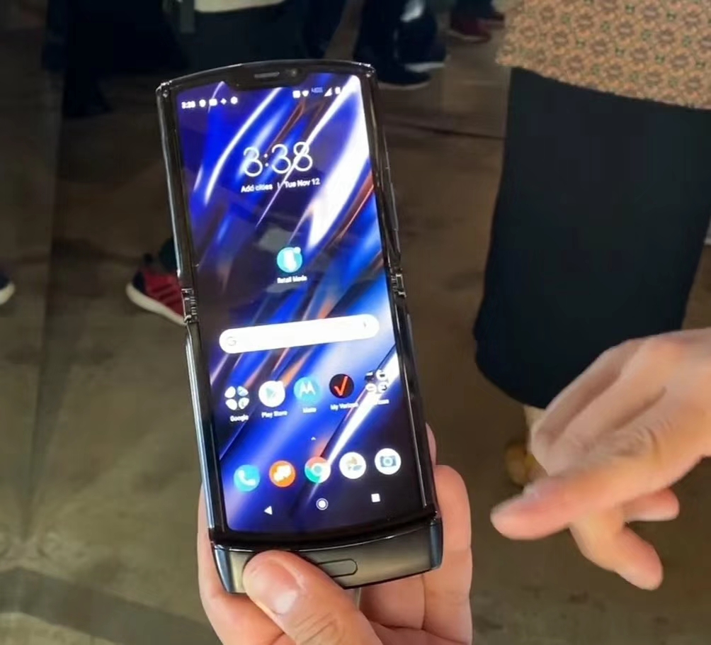 摩托罗拉moto razr归来,是翻盖手机,也是全新的折叠屏形态!
