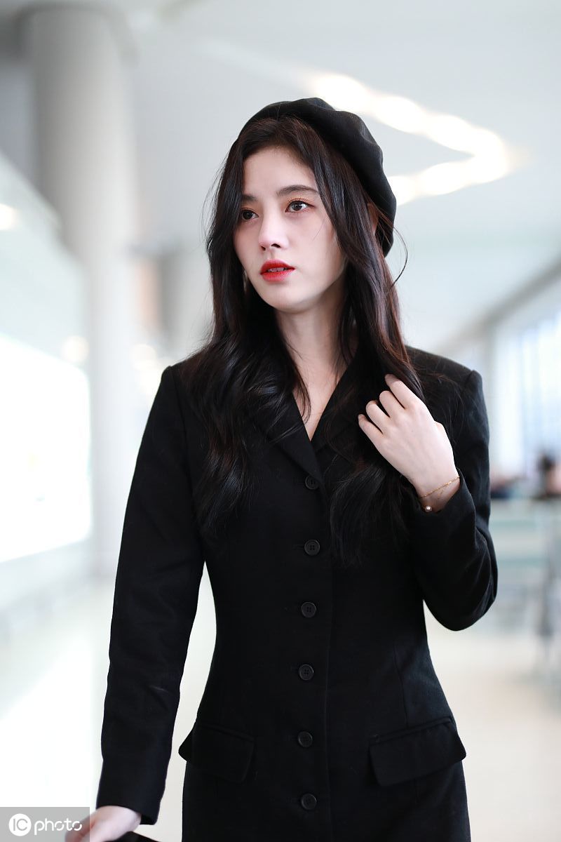 鞠婧祎穿修身西装狂秀美腿,肌肤白到发光美的高级