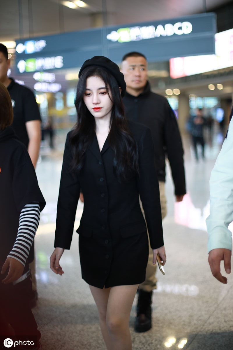 鞠婧祎穿修身西装狂秀美腿,肌肤白到发光美的高级