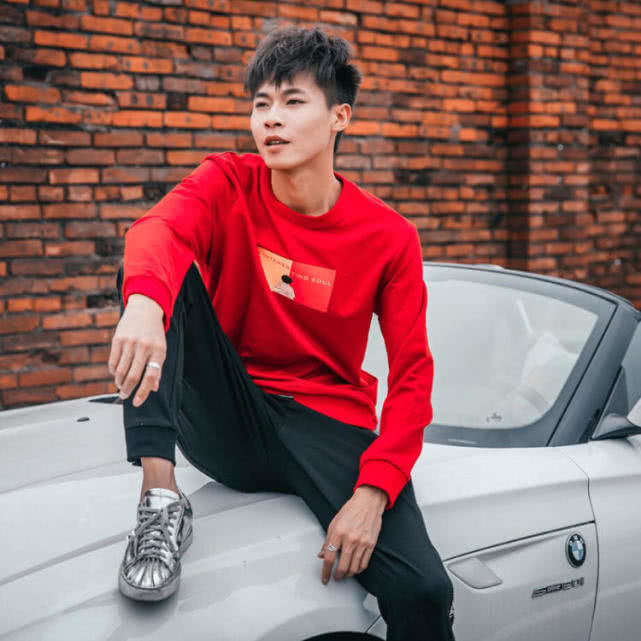 红人许华升开阿斯顿马丁现身,座驾超200万,副驾驶却成意外亮点