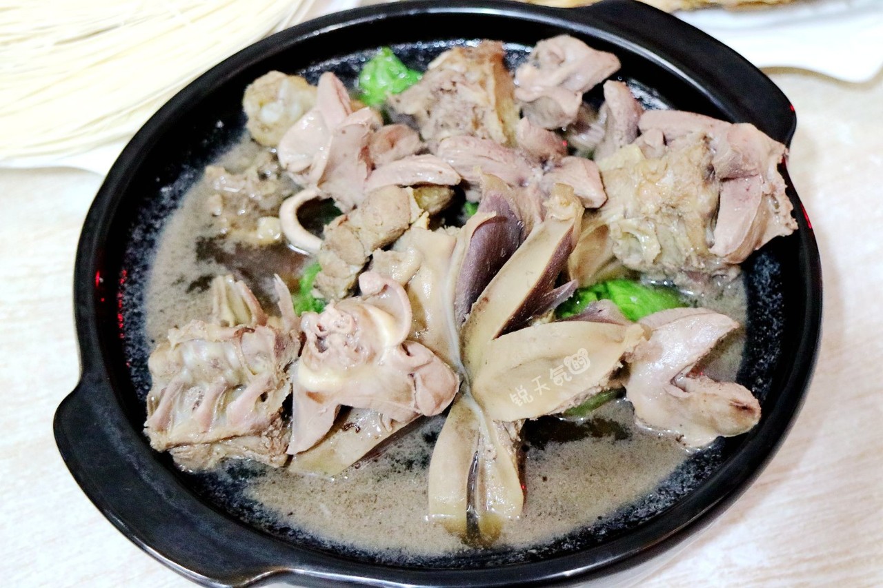 巷弄里的老厦门古早味独一无二超大土砂锅熬出地道番鸭四物汤