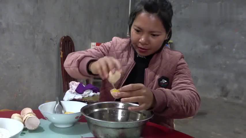 农村小英子:奶奶想吃蛋糕了,英子第一次亲自动手做,味道还不错