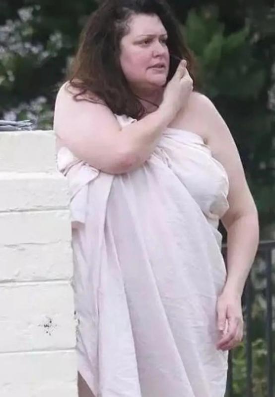 一代名模沦为肥妈她曾霸占各大封面却因发胖披床单出门不敢认