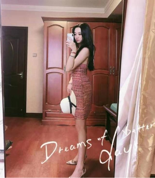 虽然张兆艺很美艳,但却和她的年龄不太相符,从外貌看上去似乎要比实际