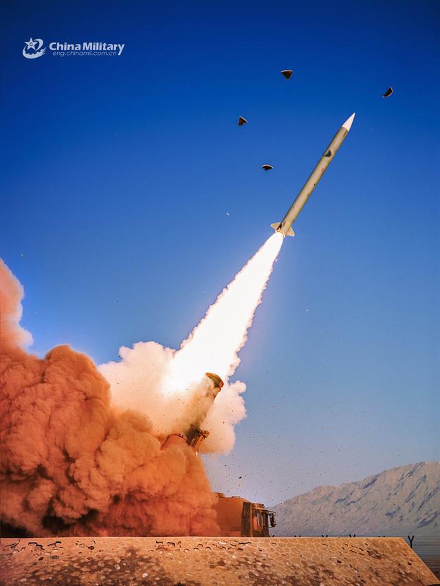 新型红旗导弹直插云霄,可打2万7千米高空飞贼,倾斜发射性价比高