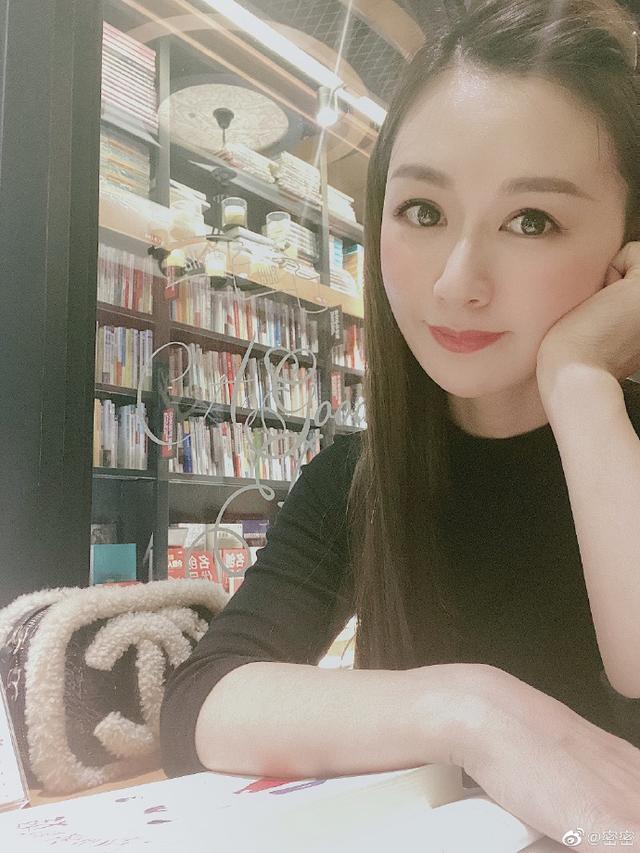 国足门将张鹭娇妻晒妩媚自拍引争议,网友:嫂子心真大|张鹭|陈密|嫂子