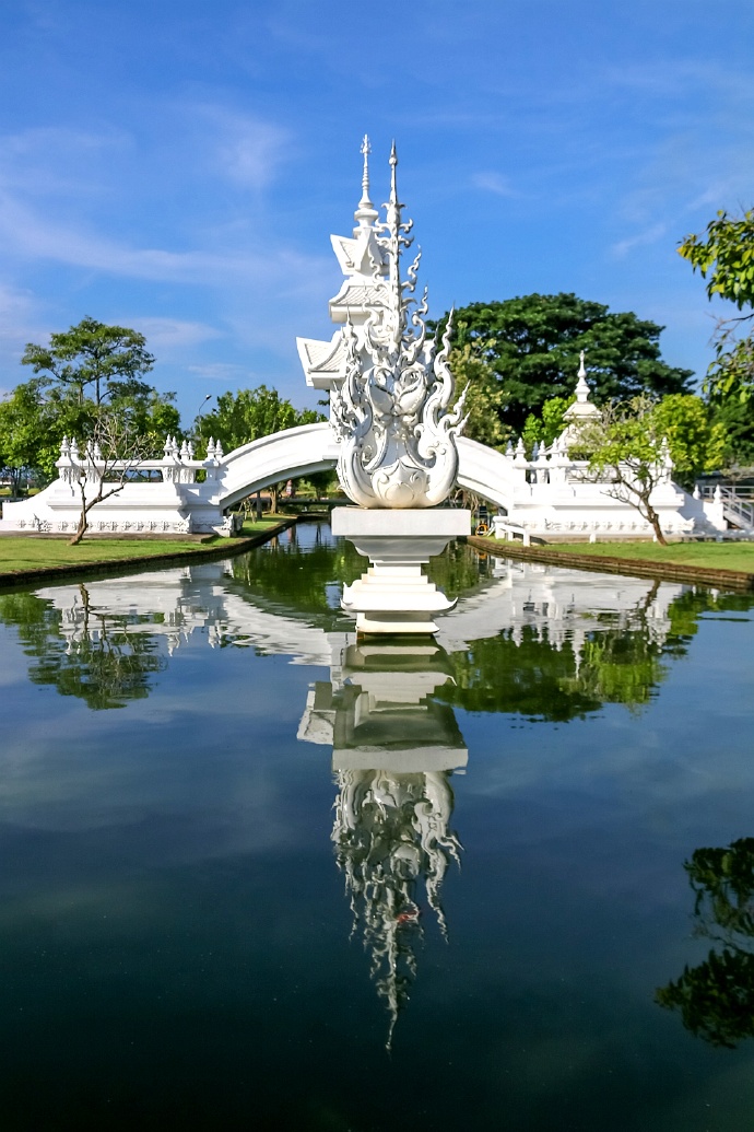 泰国清莱白庙,宛如一座落入凡间的琼楼玉宇,美得不要不要的