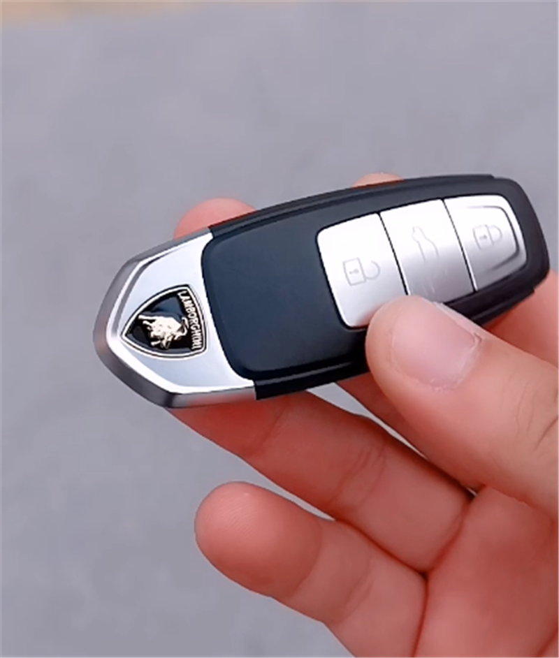 兰博基尼urus贴膜"大理石版画",车价460万,但车钥匙很掉档次