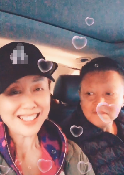 "李逵"赵小锐与妻子罕同框,两人裸婚相伴37年,相视仍含情脉脉