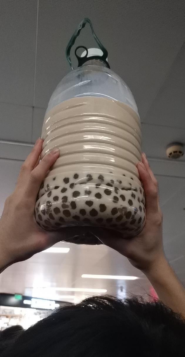 硬核应援粉丝带超大桶奶茶引诱周杰伦让人哭笑不得