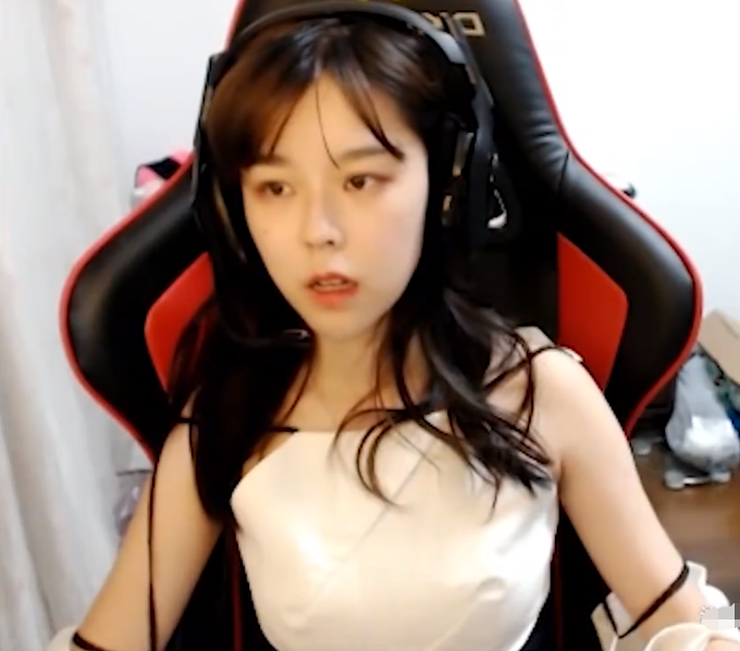 沫子直播吃鸡连打7个喷嚏,因声音太魔性引发弹幕:谁家鸭子在叫