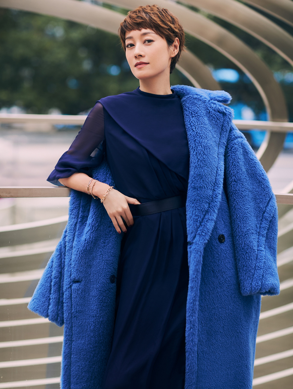 马伊琍针织裙里套长裤太显肚子,多亏气质来救场,一般人别这么穿