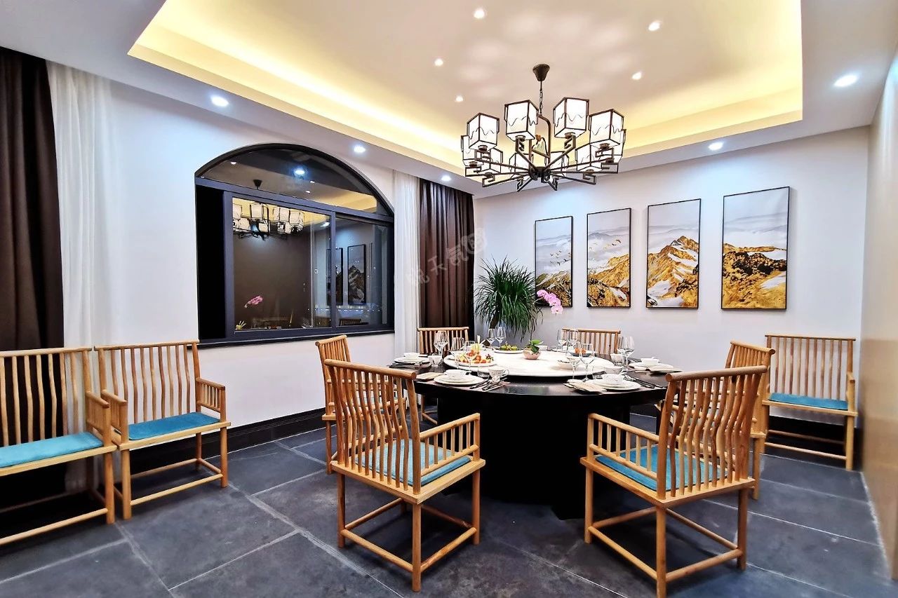 山庄别墅里的私房菜,一墙的茅台酒看得人眼花,果然帝皇风范