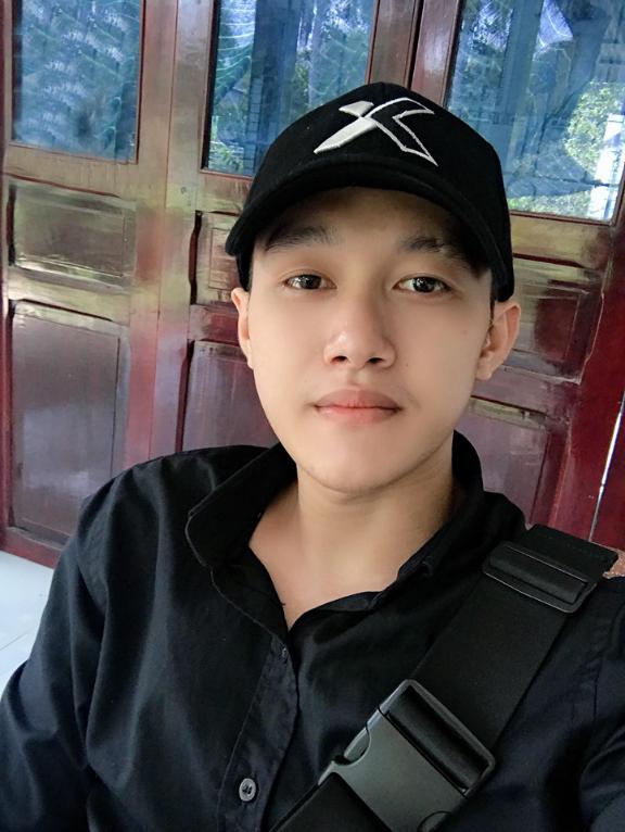 这个小伙儿名叫pham tan dat,今年23岁,来自越南胡志明市