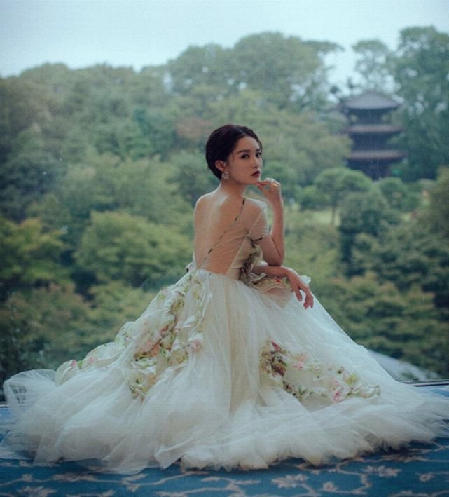 李沁穿"花仙子"裙亮相,前面平平无奇,背后很惊艳