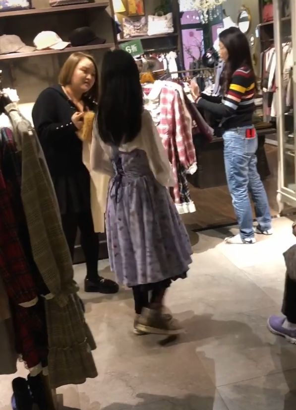 徐峥陶虹一家带女儿逛街购物,徐小宝亭亭玉立身高直追妈妈