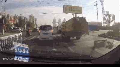 交通事故gif警示录 大货借道超车 这车开的是真霸道 新浪汽车 交通事故gif警示录 大货借道超车 这车开的是真霸道 新浪汽车