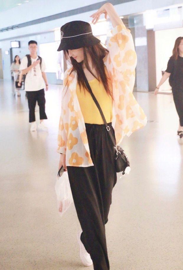 在机场出现的林思意看起来十分的可爱,摆出的手势也太俏皮了吧,用黑色