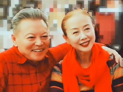 "李逵"赵小锐与妻子罕同框,两人裸婚相伴37年,相视仍含情脉脉