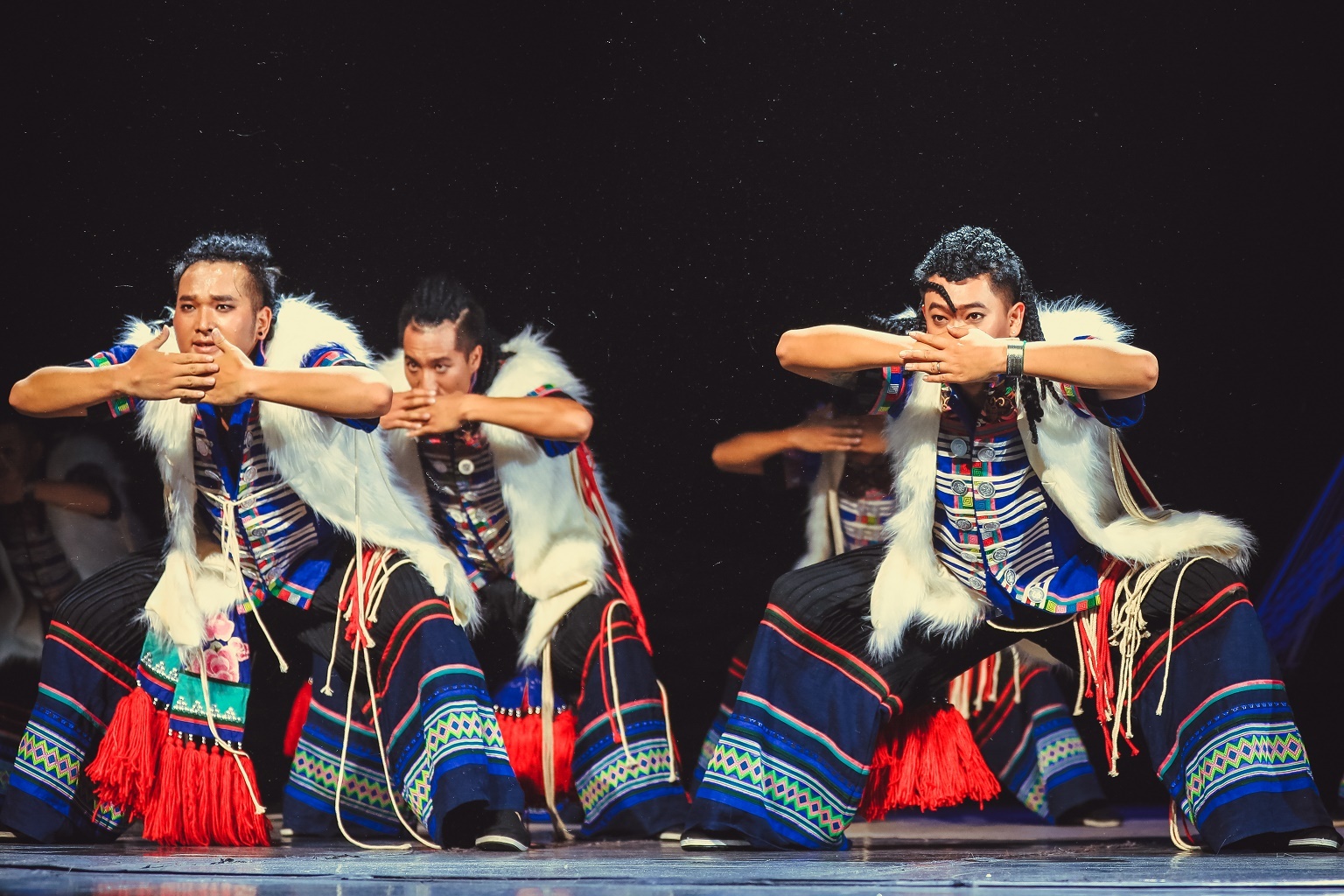 云南彝族服饰秀——《云绣彝裳》在云南省大剧院精彩绽放