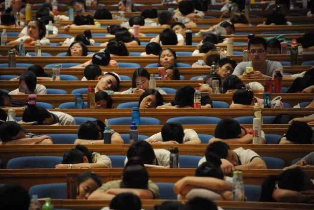 大学生上课玩手机、睡倒一大片，只怪学生自己？老师就没点责任？|学生|老师|大学生_新浪新闻