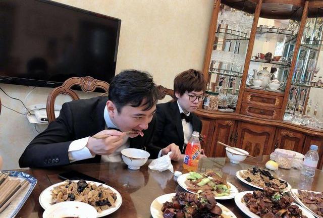 不过我们在看到了他父亲王健林吃饭的时候,就感觉到了朴实的味道,虽然