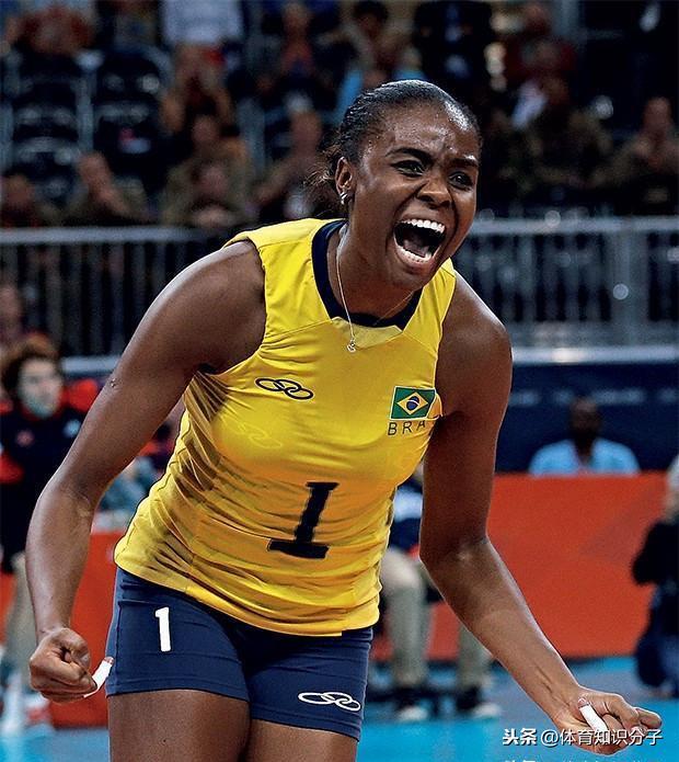 但是,巴西女排其他的球员看到事情不妙,拉住了法比亚娜,这才没让事态