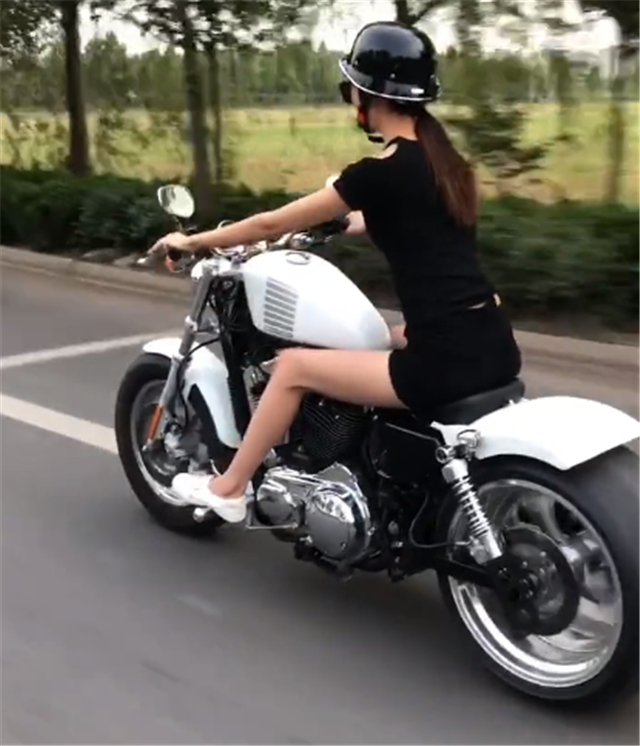 14万哈雷883爆改,全车象牙白,配宽体轮胎,车主还是女骑士