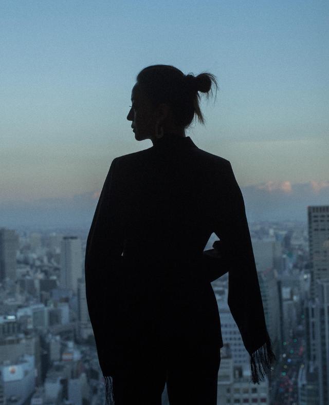 赵薇新造型飒爽十足,挑战露额头发型干练帅气,再穿黑西装太a了