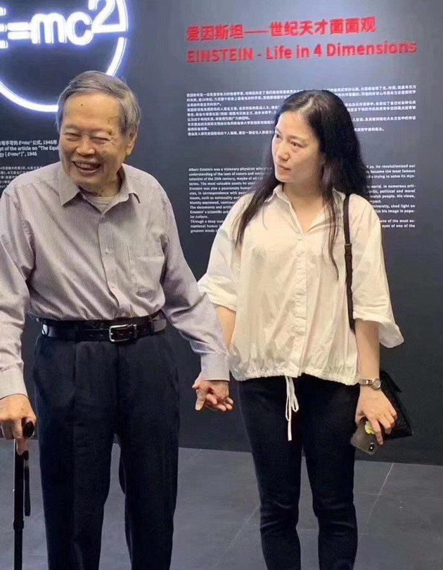 97岁杨振宁携43岁翁帆出席活动拄着拐杖还紧握老婆双手太甜蜜