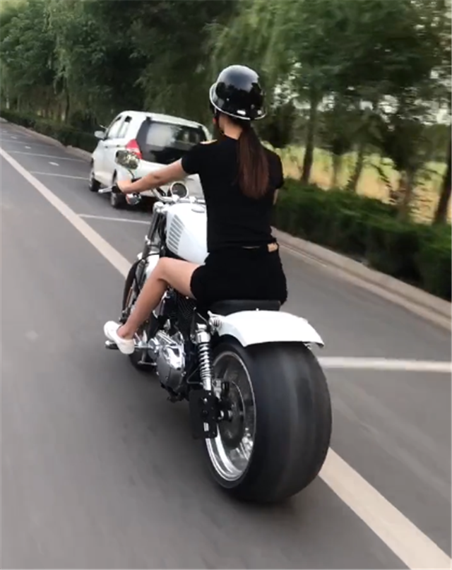 14万哈雷883爆改,全车象牙白,配宽体轮胎,车主还是女骑士
