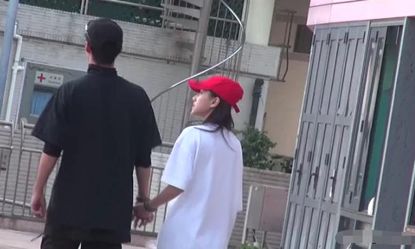赌王三房女儿遇真爱，窦骁为她穿鞋把她扛在肩上，享受恋爱不催婚