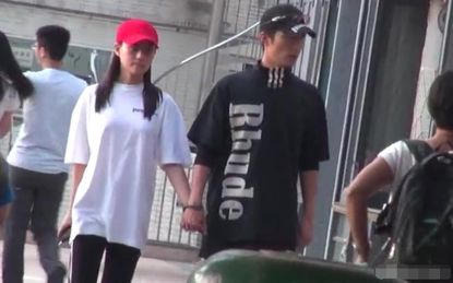 赌王三房女儿遇真爱，窦骁为她穿鞋把她扛在肩上，享受恋爱不催婚
