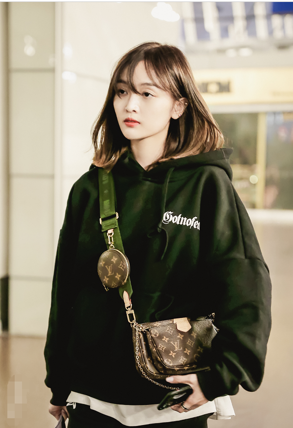 吴宣仪穿黑色连帽卫衣,休闲的运动装打扮,高级有气场!