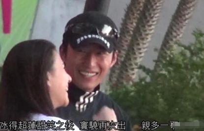 赌王三房女儿遇真爱，窦骁为她穿鞋把她扛在肩上，享受恋爱不催婚