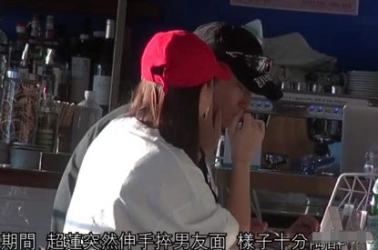 赌王三房女儿遇真爱，窦骁为她穿鞋把她扛在肩上，享受恋爱不催婚