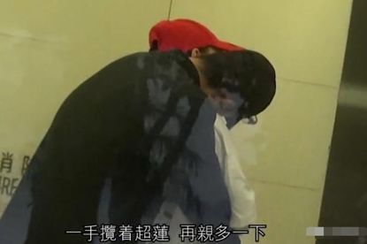赌王三房女儿遇真爱，窦骁为她穿鞋把她扛在肩上，享受恋爱不催婚