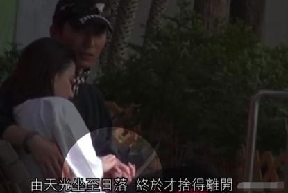 赌王三房女儿遇真爱，窦骁为她穿鞋把她扛在肩上，享受恋爱不催婚
