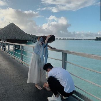 赌王三房女儿遇真爱，窦骁为她穿鞋把她扛在肩上，享受恋爱不催婚