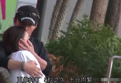 赌王三房女儿遇真爱，窦骁为她穿鞋把她扛在肩上，享受恋爱不催婚