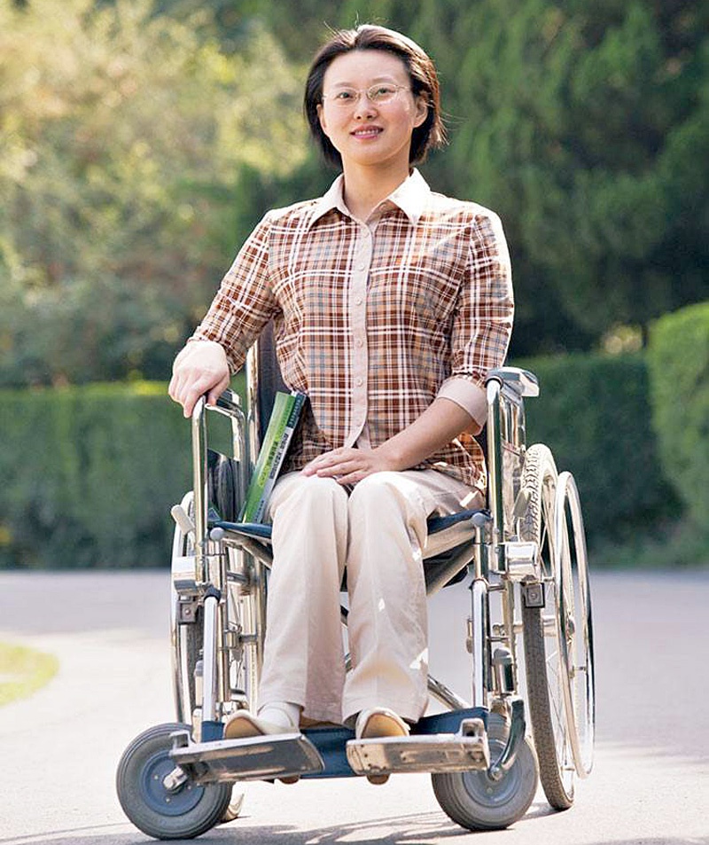 成中国第一位轮椅上的女博士,自学成博导|侯晶晶|轮椅|女博士_新浪