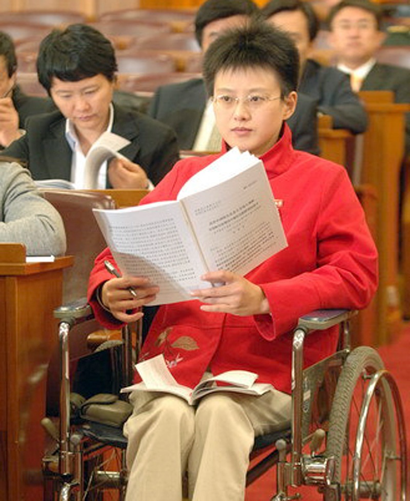 她就是被誉为中国第一位"坐在轮椅上的女博士"的侯晶晶.