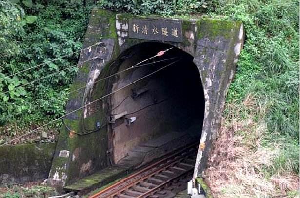 全球最深隧道:151公里耗时17年,火车1小时都无法驶出