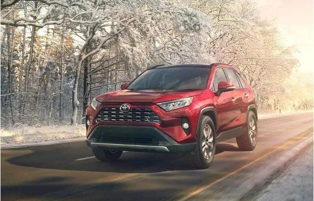 全新丰田RAV4首撞，追尾大货机舱尽毁，安全气囊竟没弹出